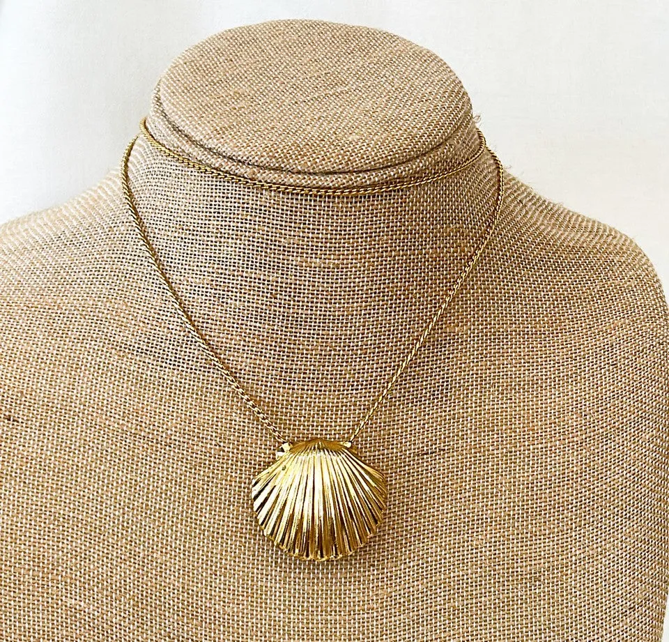 1970s vintage gold metal time seashell pendant necklace.